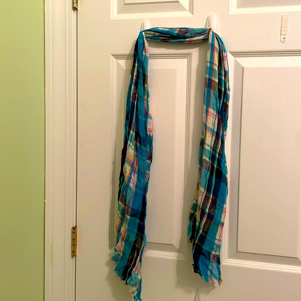 colorful scarf! 💙💛♥️💚